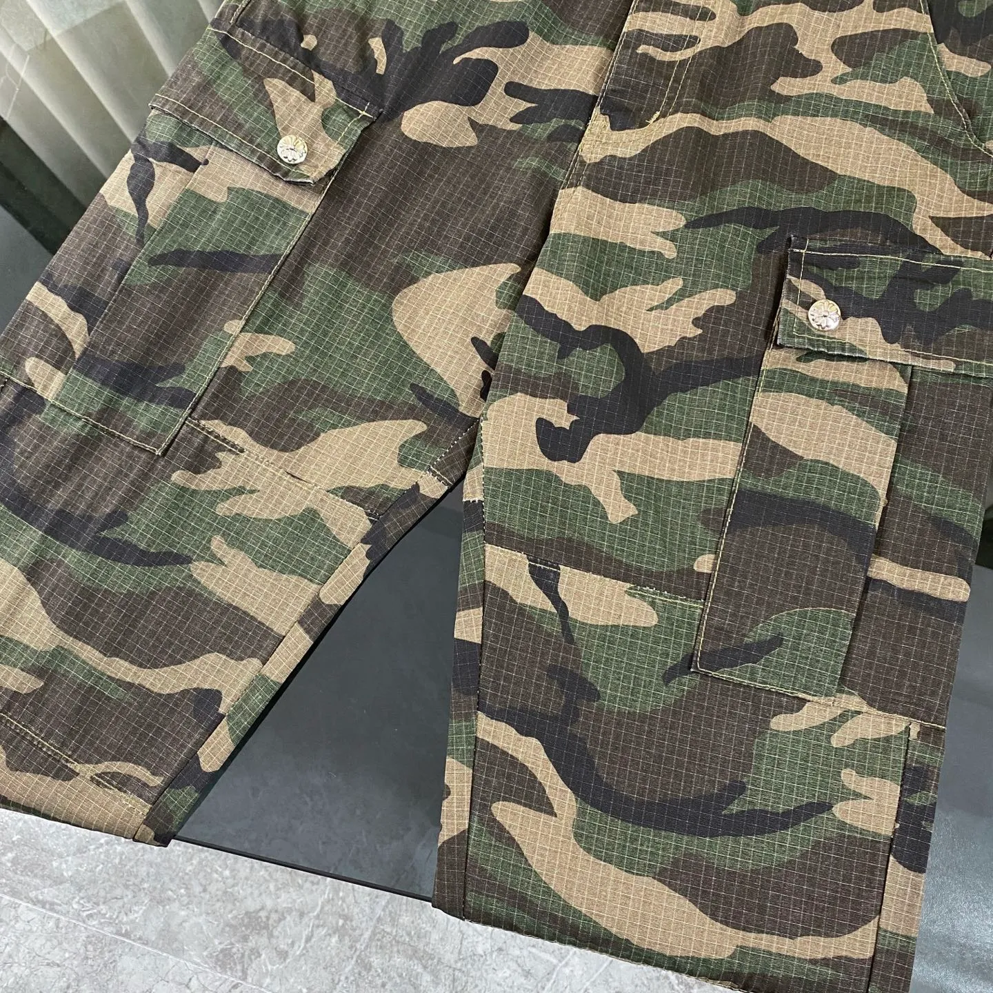 P280 CH Chromehearts camouflage work jeans, priced at 34W level, patchwork cross pattern embellishment, washed jeans! ! An absolutely high-end luxury product, a 1.9W-level god-level single product, a super popular product, made by top heavy industry, a magic weapon that cannot be missed! [About Zangyin] This is an extremely luxurious fashion brand that can also be called the aristocracy of the high street. It has always been an exclusive brand for some hipsters or rich second generations. Compared with ordinary high streets, it is more luxurious and noble. Compared with luxury brands, it is more fashionable and individual. It has always been a brand that I have a special liking for. [Top heavy industry fashion design] Consistently high-street luxury style. Speaking of this style, the Zangyin family and GU family are definitely the leading representative brands. Especially the Zangyin family has really achieved a state-of-the-art effect in creating high-street style. The unique washed material is used to create this style. The color system is already quite eye-catching. After it is decorated with patchwork cross flowers, it cleverly highlights the charm of the brand. Secondly, this style uses classic The high-waist cutting design highlights the long legs and fashionable temperament of the upper body. The brand is highly recognizable and the slim fit configuration is more suitable for daily wear. It is a product that interprets personality, fashion, and specifications at a glance. This single product is enough to make any fan excited. It can be a white T-shirt for a youthful college style, or a tight suspender for a royal style. It has strong matching ability and can be easily controlled by men.  [Materials and craftsmanship] Needless to say, this point goes without saying. As an excellent craftsman brand, Zangyin’s requirements for details and craftsmanship are really perfect. The washed color of this model has gone through so many processes, not to mention the embellishment of denim appliques. It is also purely hand-made and sewn. Just like what they believe in, only hand-made things have soul and have the meaning of wear. A top-notch heavy-duty fashionable denim item, I look forward to your perfect interpretation! !  Color: Camouflage Size: 28-36